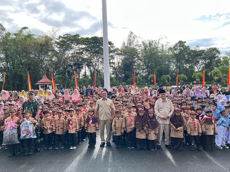 penuhi-janji-kampanye,-ramlan-serahkan-perlengkapan-sekolah-gratis-untuk-1.846-siswa-sd-se-bukittinggi