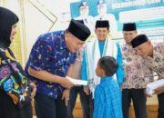 Guru Pariaman Beri Infak, 80 Murid SD Menerima