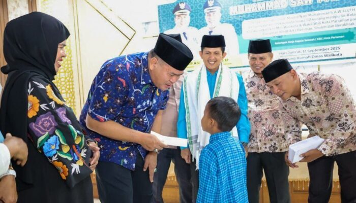 Guru Pariaman Beri Infak, 80 Murid SD Menerima