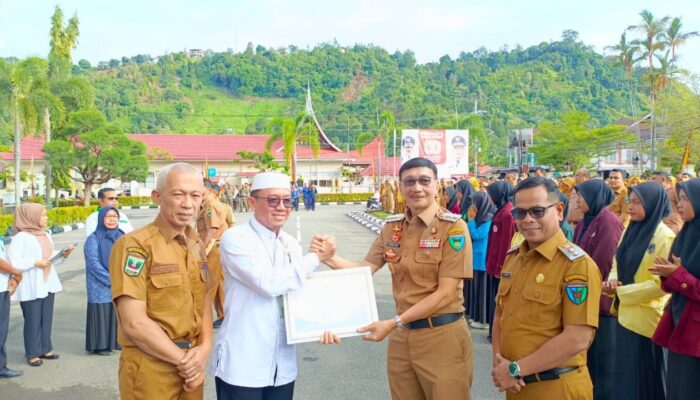 Bupati Hendrajoni Terima Dua Penghargaan Kemenag RI atas Dukungan dan Inovasi Pelayanan Haji