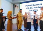 Padang Bagikan Kacamata, Siti Maula Kembali Melihat Jelas