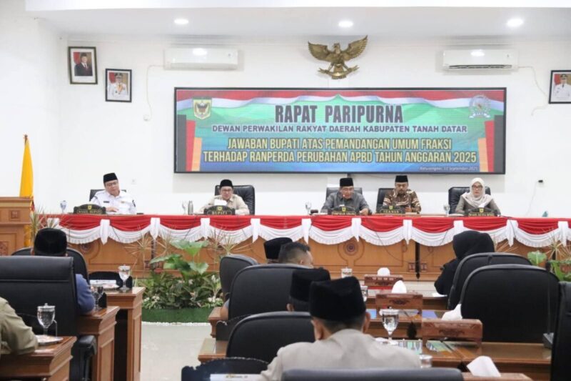 bupati-eka-putra-sampaikan-jawaban-dalam-rapat-paripurna-dprd-tanah-datar