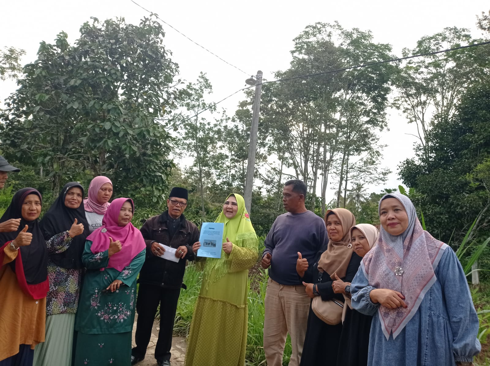 peduli-kebutuhan-masyarakat,-nevi-zuairina:-pasang-lampu-jalan-di-padang-rajo