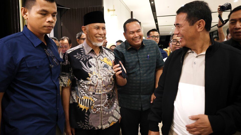 mentan-serahkan-bantuan-traktor-untuk-pemko-pariaman