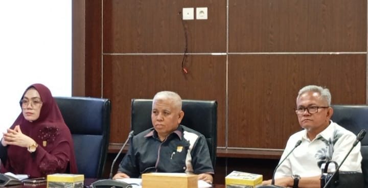 komisi-v-dprd-sumbar-gelar-rapat-finalisasi-bersama-mitra-kerja,-bahas-ranperda-pengolaan-pesantren