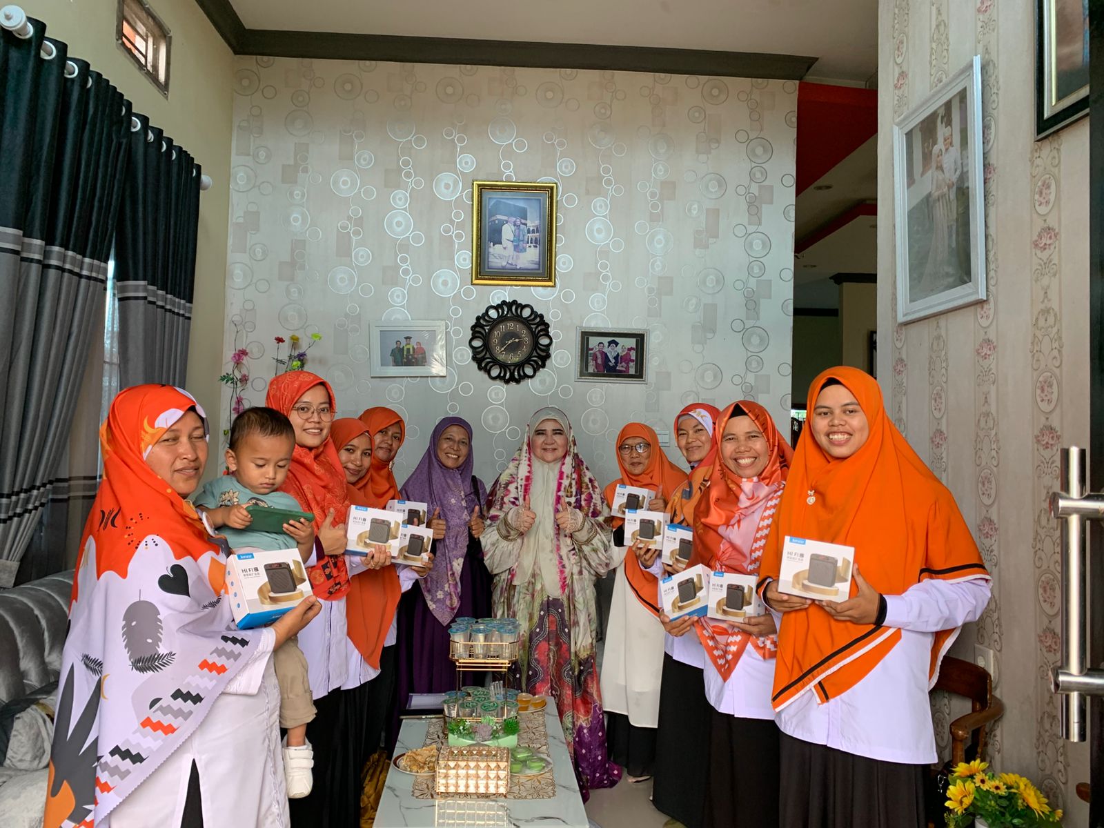 hj-nevi-zuairina-serahkan-bantuan-pengeras-suara-untuk-komunitas-rki-dan-rumah-baca