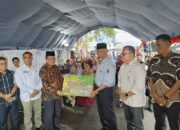 Gubernur Mahyeldi Serahkan Beras CPP pada Pedagang Korban Kebakaran Payakumbuh