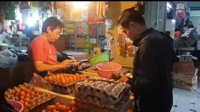 harga-telur-naik,-pembeli-di-pasar-kosambi-bandung-berburu-telur-pecah