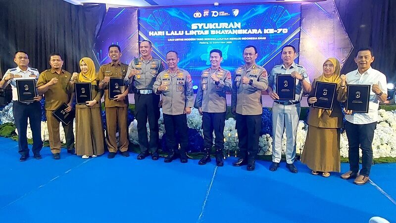 dukung-keselamatan-berlalulintas,-ditlantas-polda-beri-penghargaan-ketua-pwi-sumbar