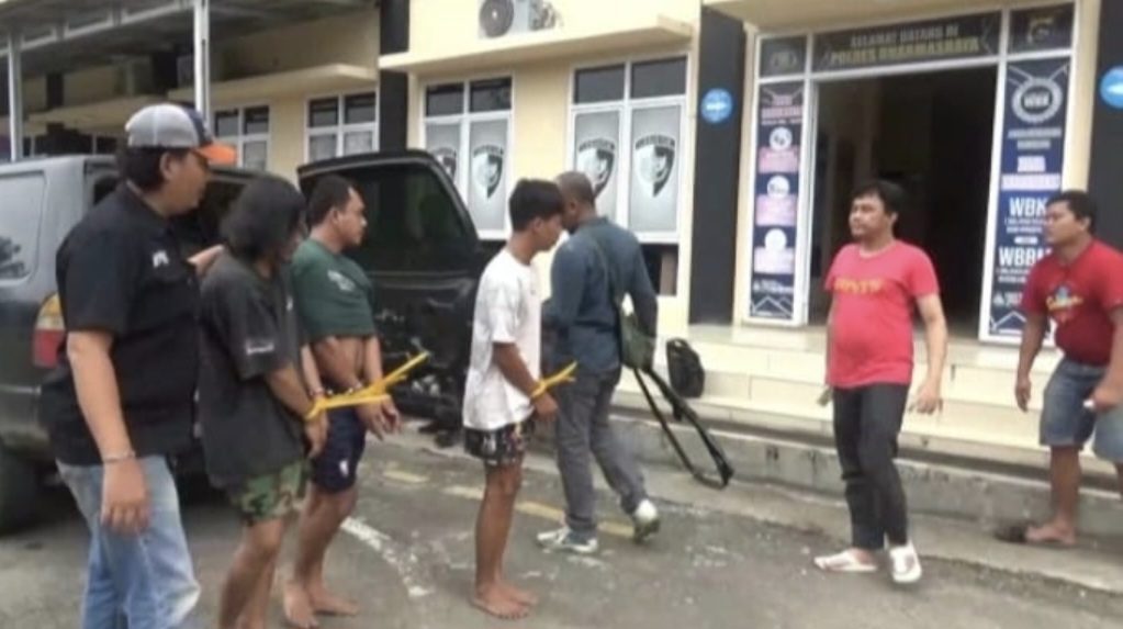 tim-lupak-satres-narkoba-dharmasraya-tangkap-tiga-pengedar-sabu-dan-satu-pucuk-senjata-api-rakitan 