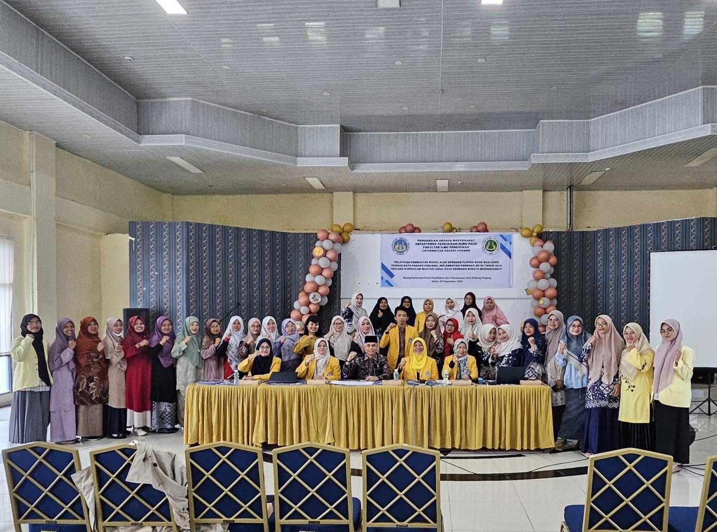 pgpaud-fip-unp-latih-guru-tkpaud-di-padang-panjang-buat-modul-ajar-flipped-book