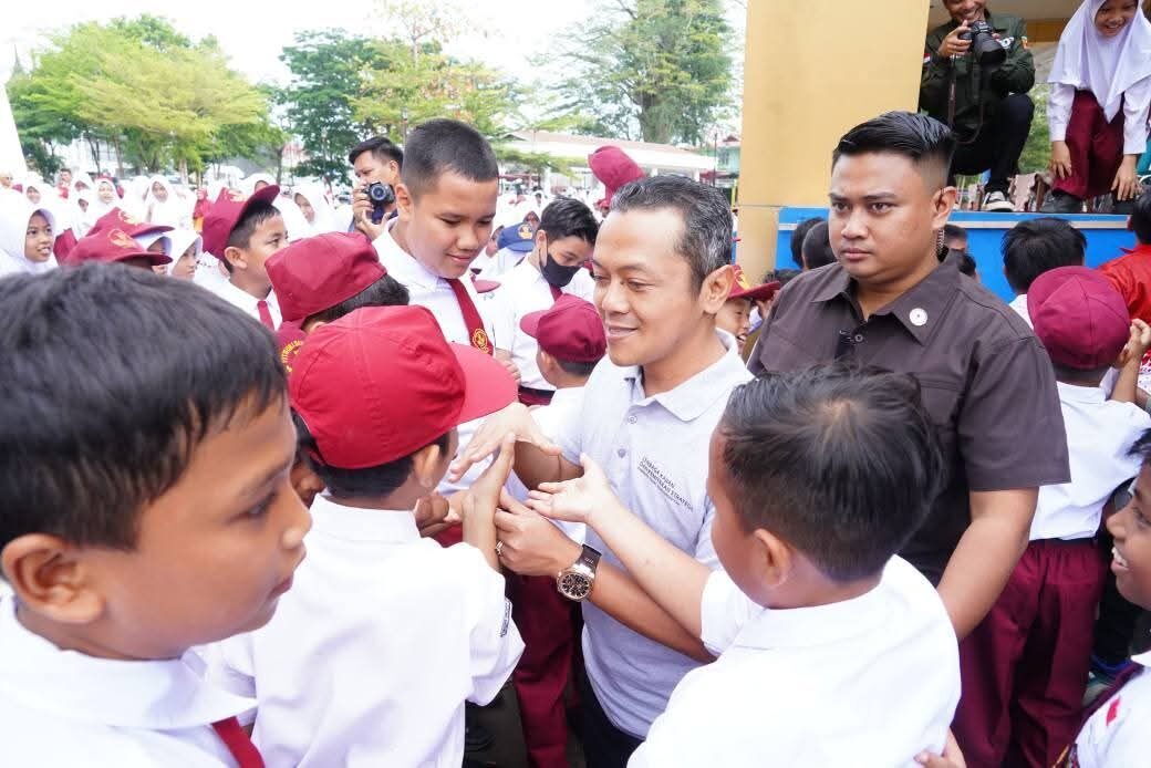 wamendikdasmen-senam-bersama-pelajar-di-lapangan-cindua-mato-batusangkar