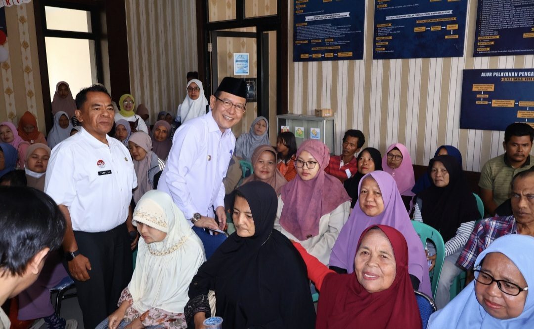 wali-kota-payakumbuh-zulmaeta-serahkan-bantuan-asistensi-rehabilitasi-sosial-tahap-ii