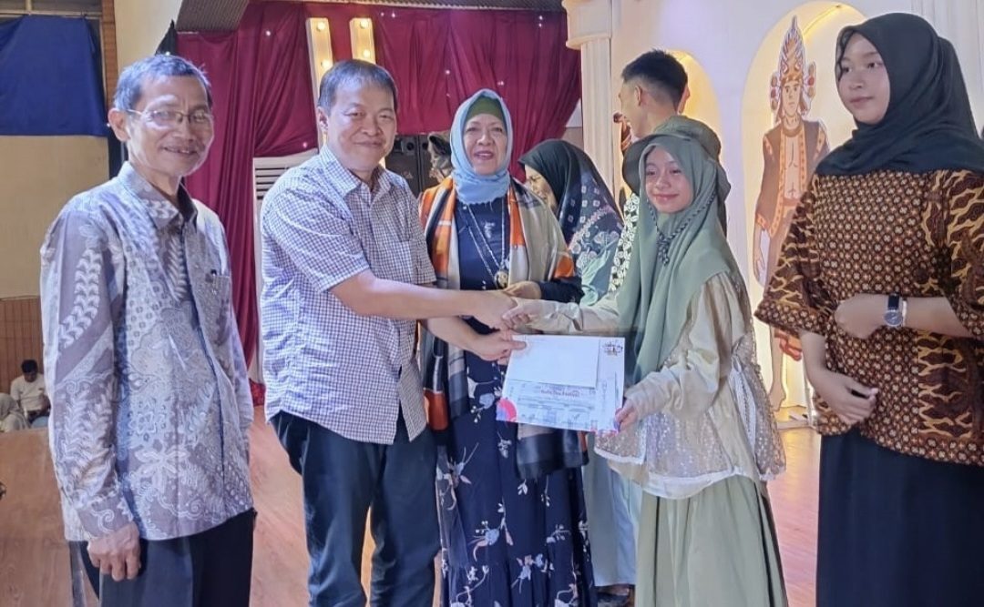belasan-pemenang-lomba-menulis-surat-bagi-guru-dan-siswa-tampil-memukau-di-festival-kota-tua
