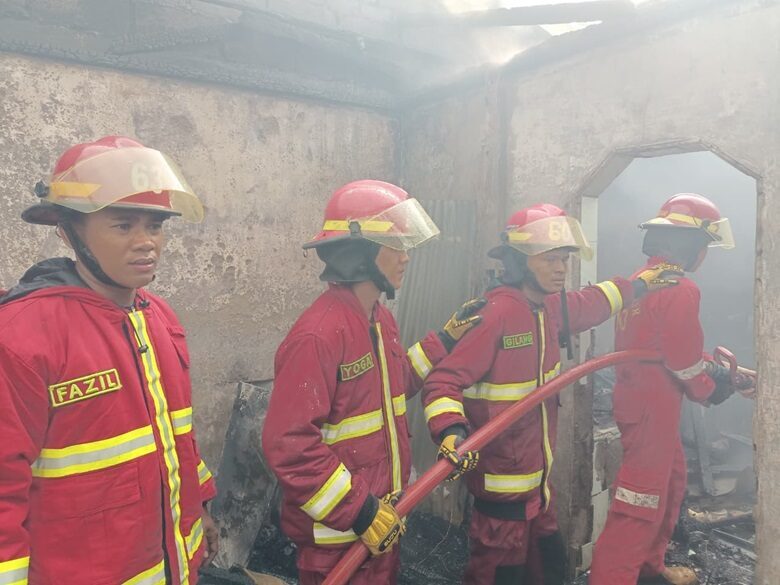 kebakaran-hanguskan-rumah-di-padang-selatan,-kerugian-ditaksir-rp600-juta