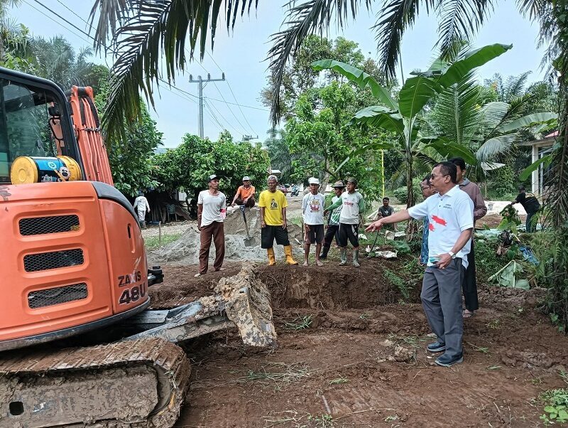 pimpinan-dprd-dharmasraya-sujito,-perbaiki-infrastruktur-jalan-menggunakan-dana-pribadi