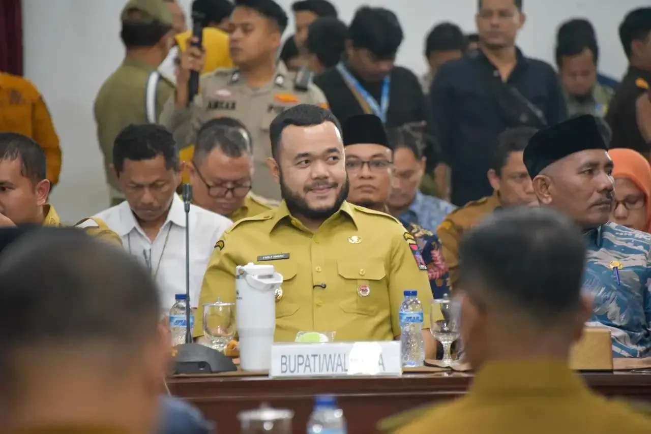 Wali Kota Padang Fadly Amran menghadiri Rapat Koordinasi (Rakor) Ketersediaan Pangan se-Sumatera Barat (Sumbar) yang dipimpin langsung oleh Menteri Pertanian RI Andi Amran Sulaiman, Selasa (16/9/2025).