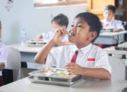 Makanan Bergizi Gratis Perdana di Kecamatan Sitiung Dharmasraya