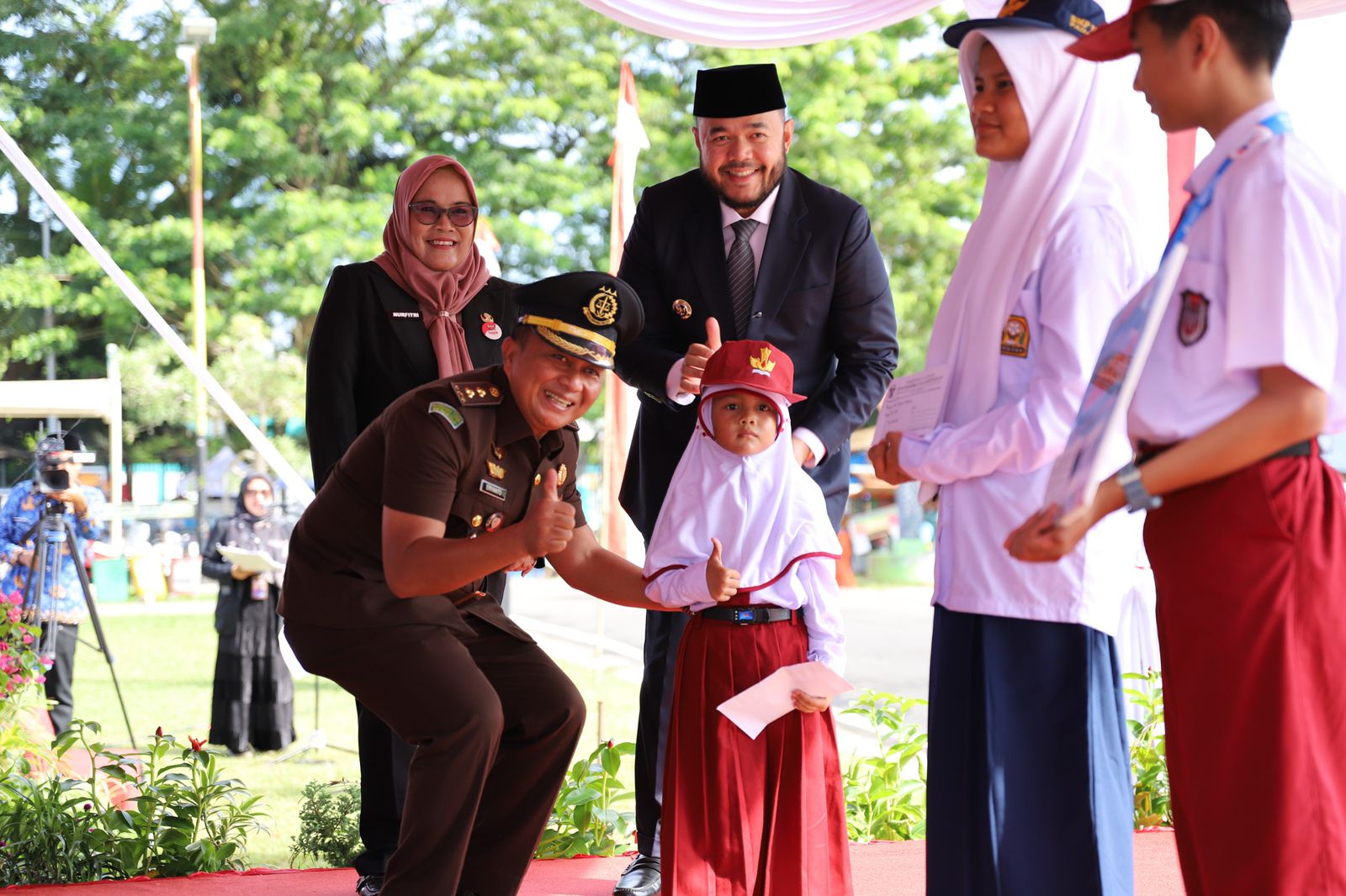 irup-hari-kesaktian-pancasila,-wako-fadly-amran-serahkan-penghargaan-pada-siswa-berprestasi