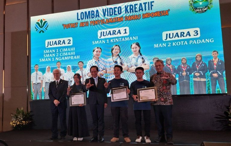 menteri-lh-serahkan-penghargaan-ke-siswa-man-2-padang-juara-3-lomba-video-kreatif-penyelamatan-danau
