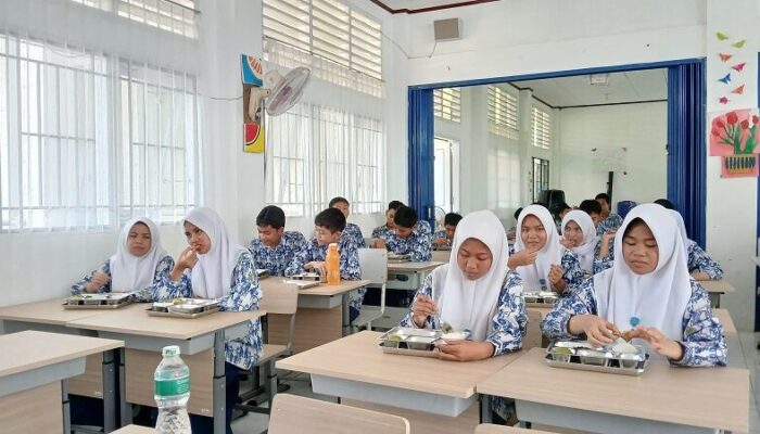 MBG Dongkrak Semangat Belajar Siswa SMPN 13 Padang