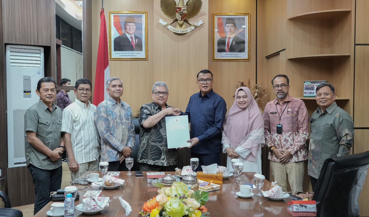 terima-21-nama-calon-komisioner-kpid,-ketua-dprd-sumbar-muhidi:-jaga-objektivitas-dan-jangan-intervensi