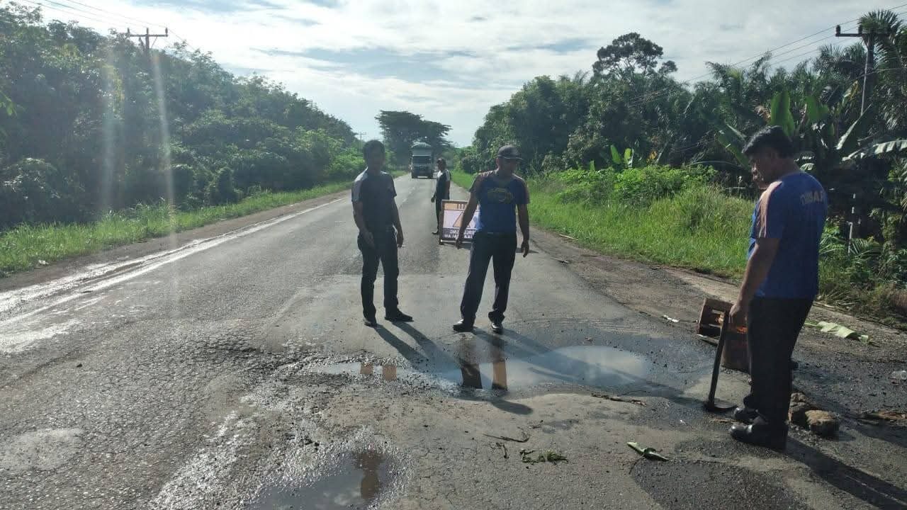 dishub-dharmasraya-turun-tangan-perbaiki-jalan-lintas-sumatera