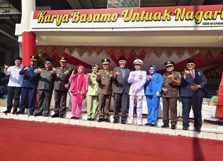 momentum-hut-tni-ke-80,-gubernur-mahyeldi-harapkan-makin-kuat-sinergi-antara-tni,-pemda-dan-masyarakat