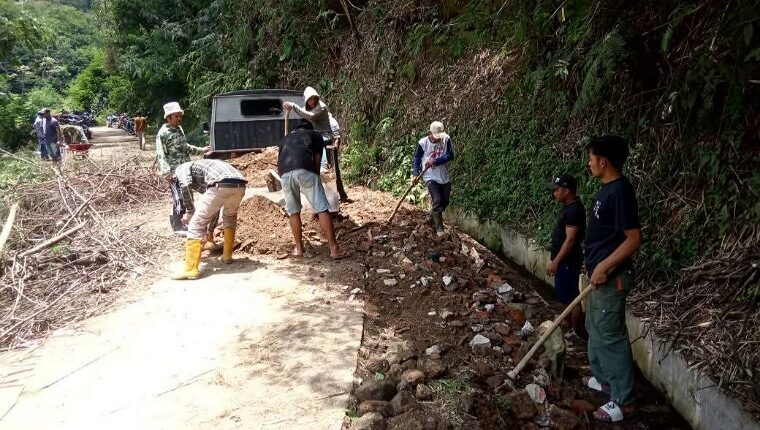 jelang-adanya-perbaikan,-warga-gobah-bukik-batabuah-goro-bersama-di-lokasi-jalan-terban