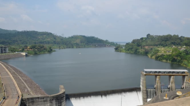 akselerasi-transisi-energi,-pln-ip-mulai-garap-proyek-plts-di-waduk-saguling