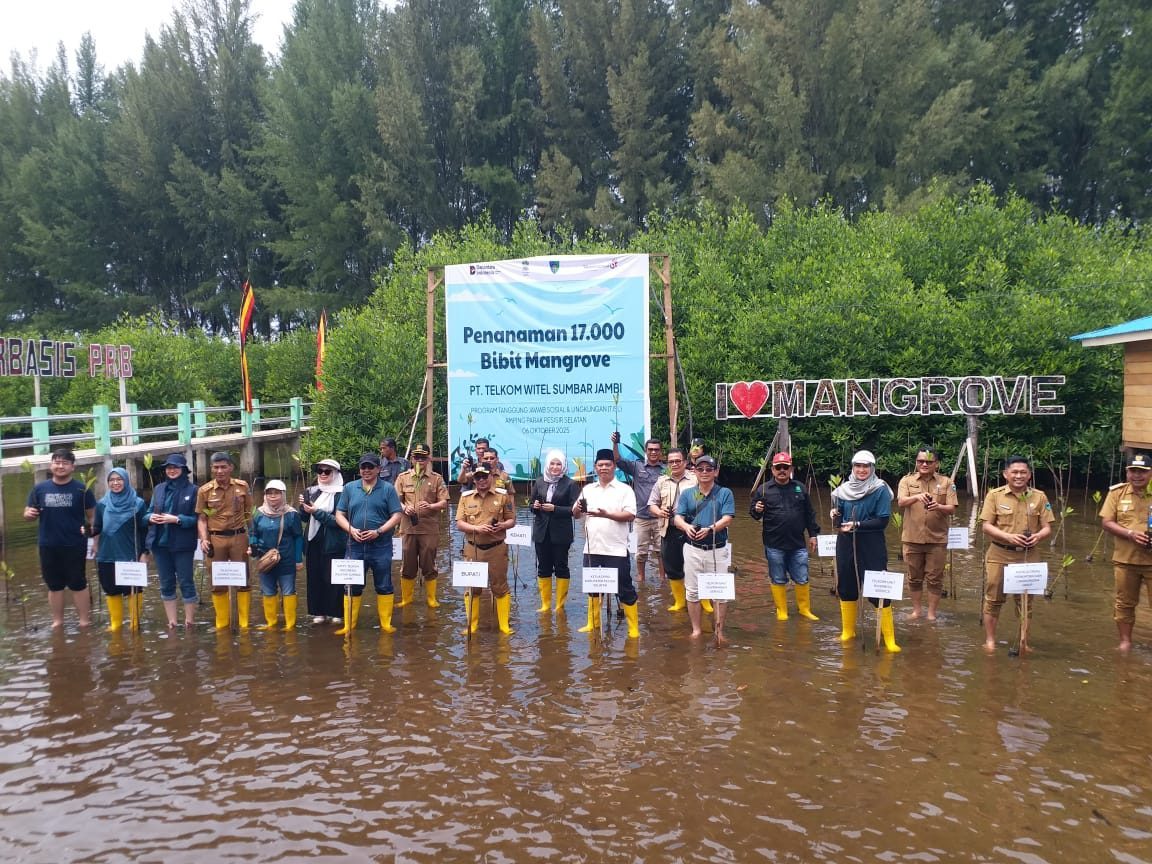 telkom-regional-sumbar–jambi-dukung-pengembangan-ekowisata-amping-parak-lewat-penanaman-mangrove