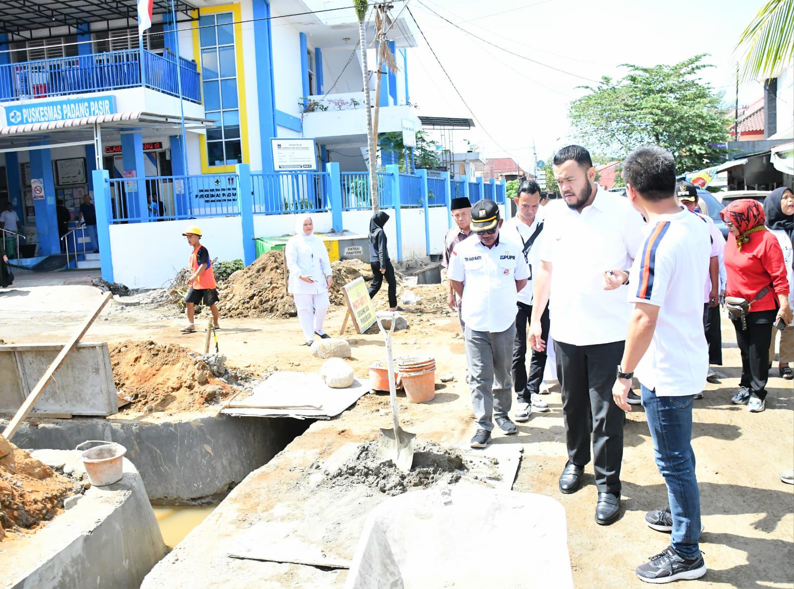 wako-fadly-amran-tinjau-rehabilitasi-drainase-di-kelurahan-padang-pasir