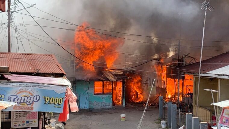 14-rumah-hangus-terbakar-di-pemancungan,-diduga-akibat-api-pembakaran-sampah-menjalar