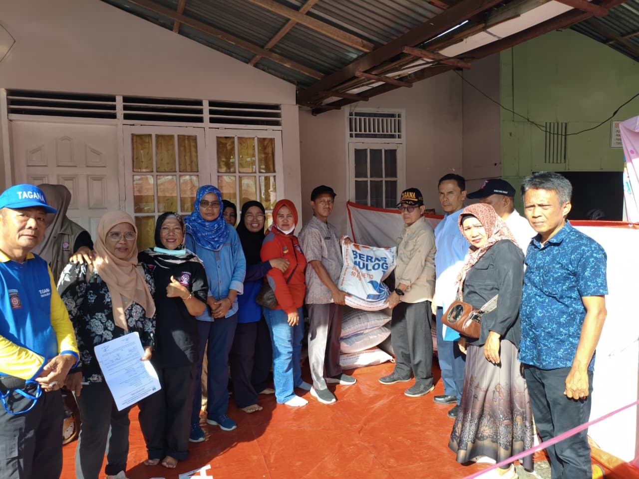 respons-cepat,-pemprov-sumbar-salurkan-317-kg-beras-untuk-dapur-umum-kebakaran-pasar-gadang