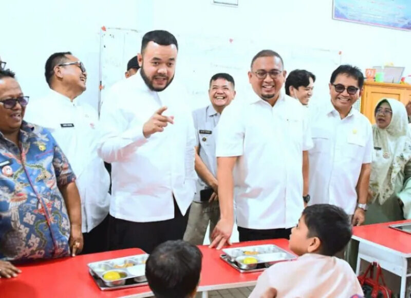 andre-rosiade-dan-fadly-amran-bikin-heboh-sd-di-padang,-anak-anak-antusias-sambut-program-makan-bergizi-gratis!