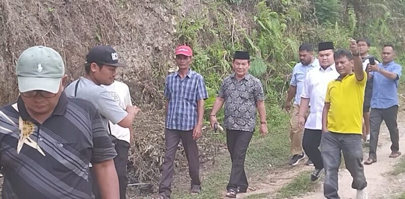 tersentuh-kondisi-warga-kelok-kuranji,-osman-ayub -dorong-pemasangan-tiang-listrik-dan-akses-jalan-segera-dibangun