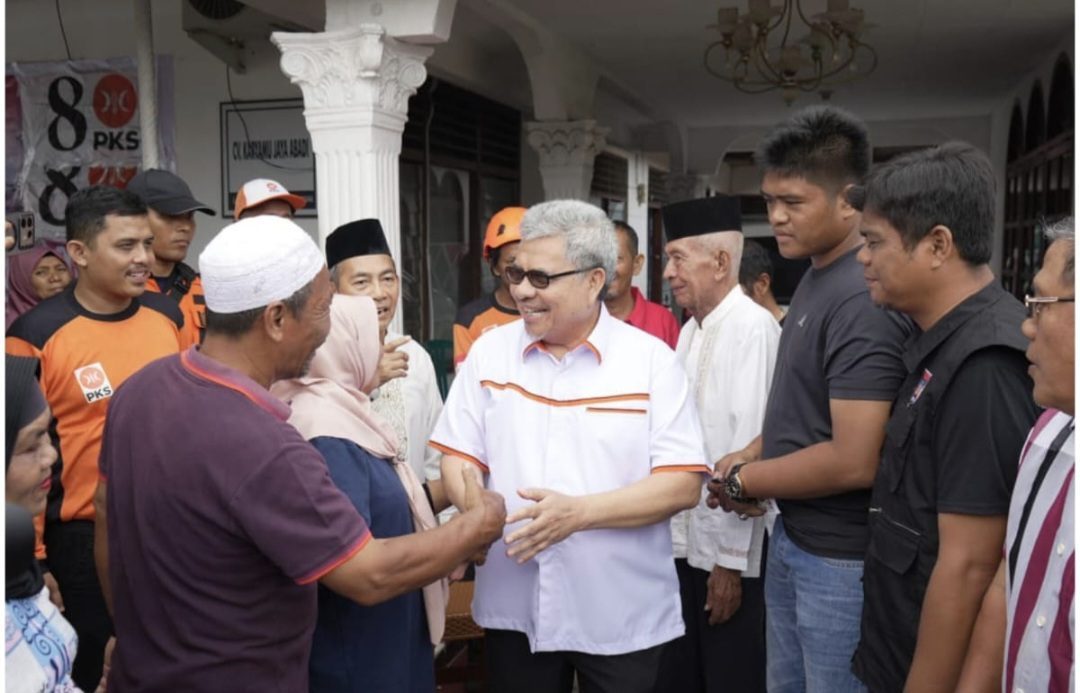 ketua-dprd-sumbar-muhidi-serahkan-bantuan-rp25-juta-kepada-korban-kebakaran-pamancungan