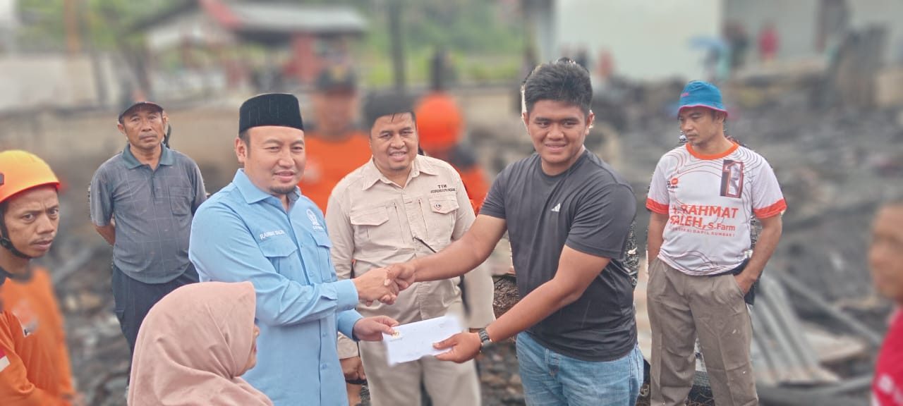 rahmat-saleh-kunjungi-korban-kebakaran-di-pemancungan-padang