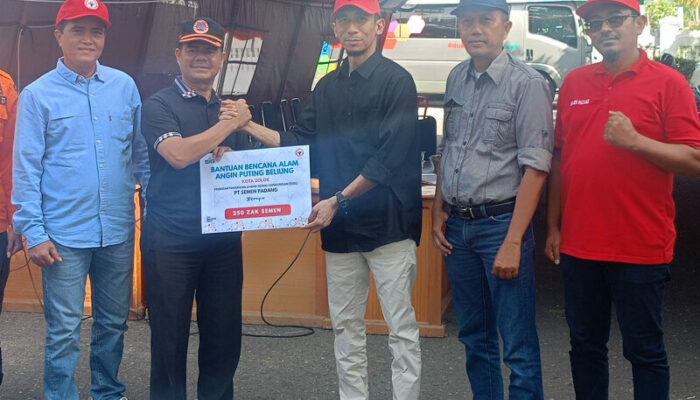 PT Semen Padang Salurkan 250 Zak Semen untuk Korban Angin Puting Beliung di Kota Solok