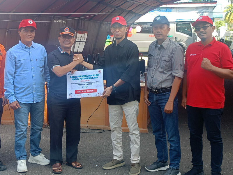 pt-semen-padang-salurkan-250-zak-semen-untuk-korban-angin-puting-beliung-di-kota-solok