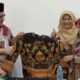 ketua-dprd-sumbar-serahkan-baju-batik-untuk-asn-dan-guru-dinas-pendidikan