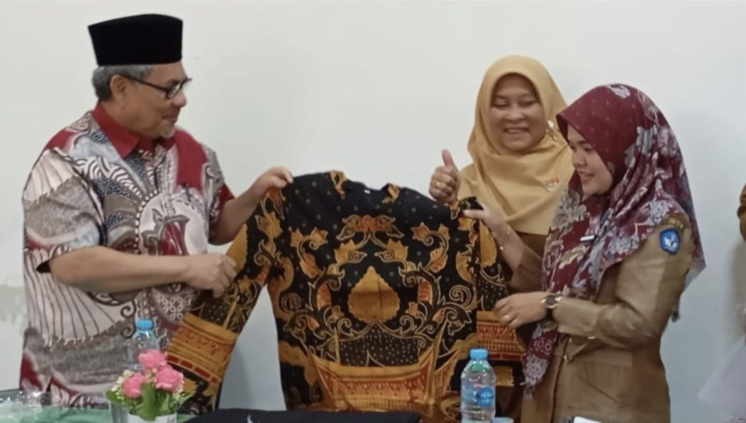 ketua-dprd-sumbar-serahkan-baju-batik-untuk-asn-dan-guru-dinas-pendidikan