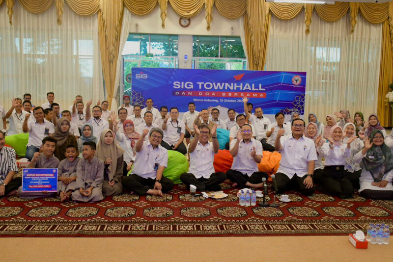 pt-semen-padang-salurkan-rp332,4-juta-untuk-panti-asuhan,-mda,-dan-masjid-di-lingkungan-perusahaan