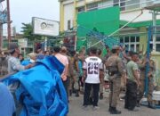 Satpol PP Padang Bongkar Lapak PKL Depan RS Ibnu Sina