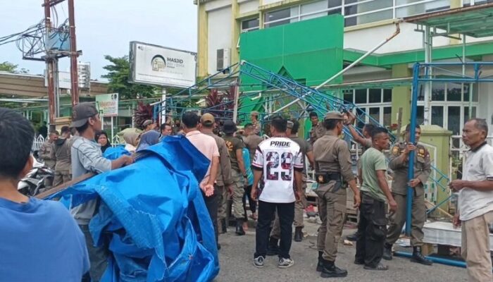 Satpol PP Padang Bongkar Lapak PKL Depan RS Ibnu Sina