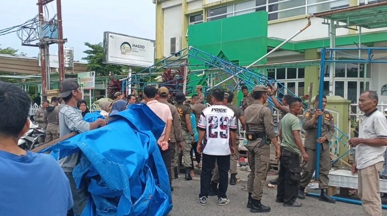 satpol-pp-padang-bongkar-lapak-pkl-depan-rs-ibnu-sina