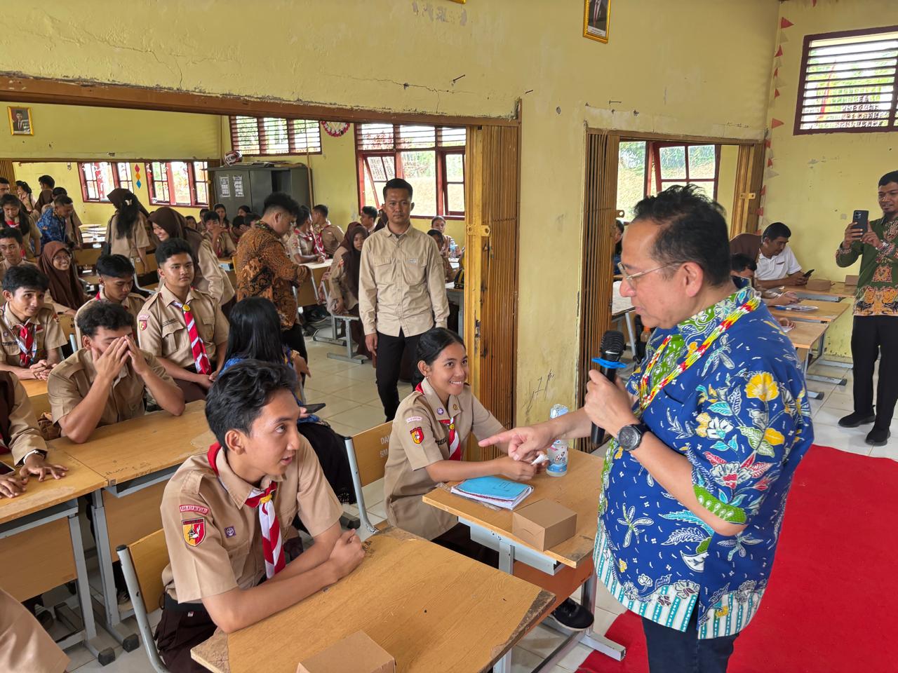 kunjungi-sman-2-sipora,-irman-gusman-motivasi-siswa-jadi-pemimpin-masa-depan
