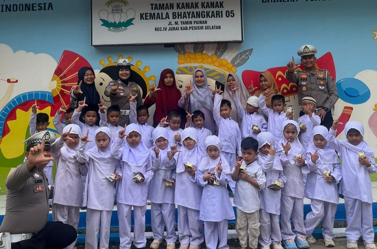 kehadiran-kasat-lantas-polres-pessel-ke-tk-bhayangkari-05-painan-disambut-riang-gembira