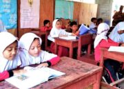 Murid Kelas II SDN 3 V Koto Timur Menumpang Belajar di Gedung Pustaka