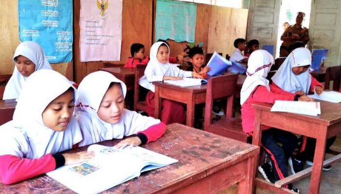 Murid Kelas II SDN 3 V Koto Timur Menumpang Belajar di Gedung Pustaka
